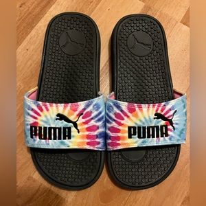 Like new TIE DYE Puma sliders! 🎨 Women Size 7 Hot for the summer! 😎